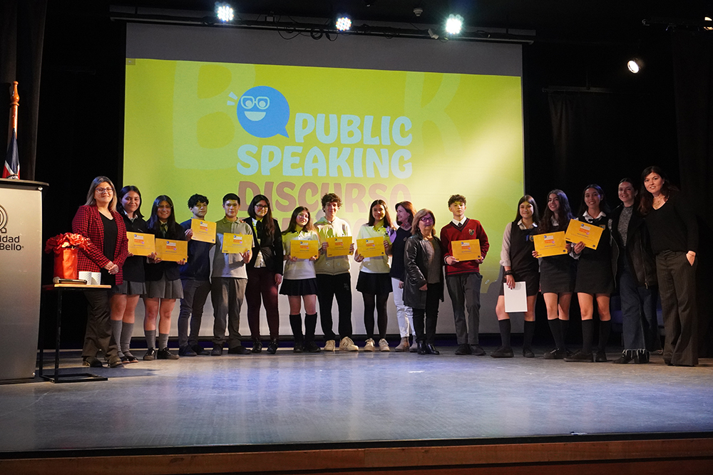 Jóvenes Oradores Brillan en el Concurso de Discurso Público/Public Speaking