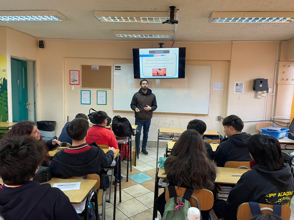 Estudiantes de 2º y 3º Medio participan en charlas de profesores del Plan Diferenciado
