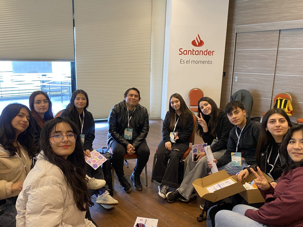 Estudiantes de nuestro colegio participan en cumbre de líderes para prevenir la violencia escolar