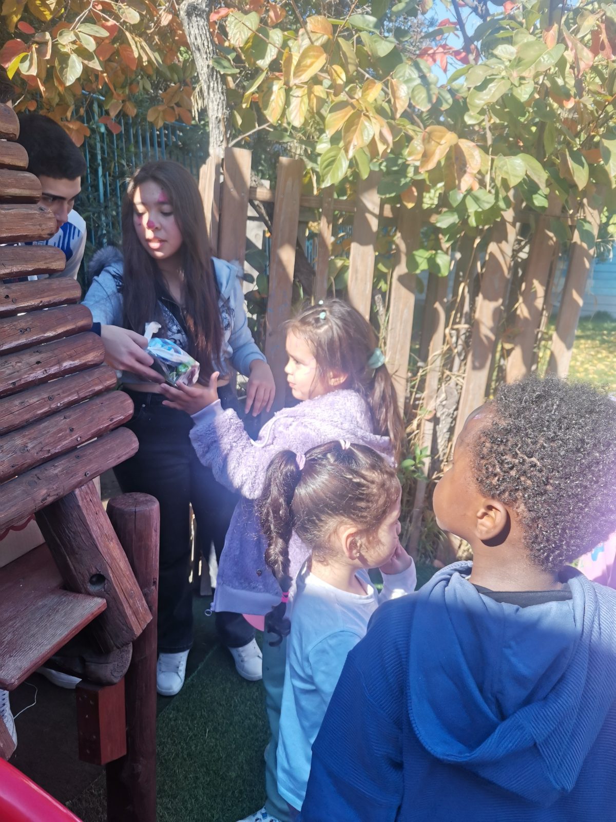 ALUMNOS DE ENSEÑANZA MEDIA COMPARTIERON CON LOS MÁS PEQUEÑOS EL DÍA DEL ESTUDIANTE.