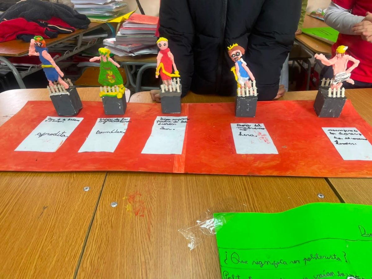 Estudiantes de 3° Básico  presentan maquetas y exposiciones sobre la Antigua Grecia